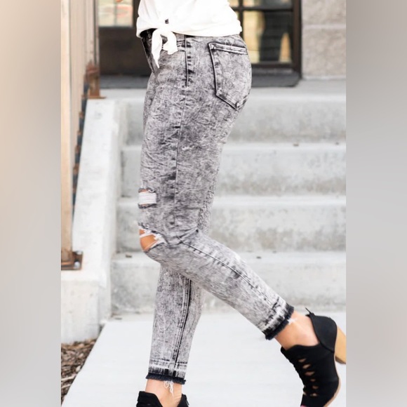 EUC - Vervet Flying Monkey Jeans Size 26/3
Washed Black/Grey Distressed Denim - Picture 6 of 10